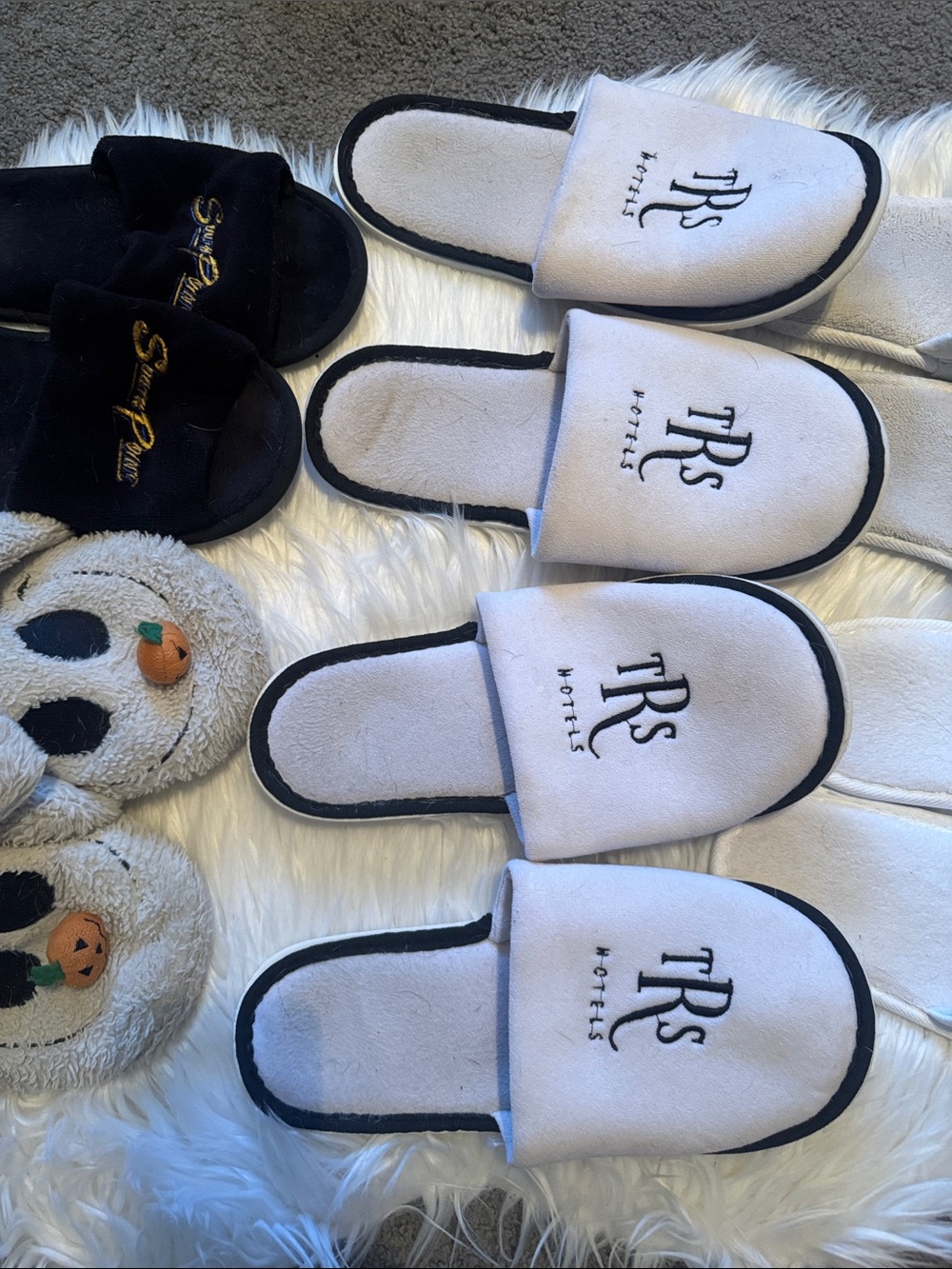Well worn Slippers -Black, Gray 4 pairs